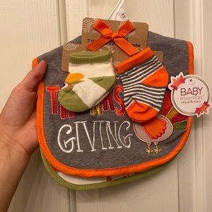 Baby essential Thanksgiving 4 price set -2 bibs &2 pairs of socks